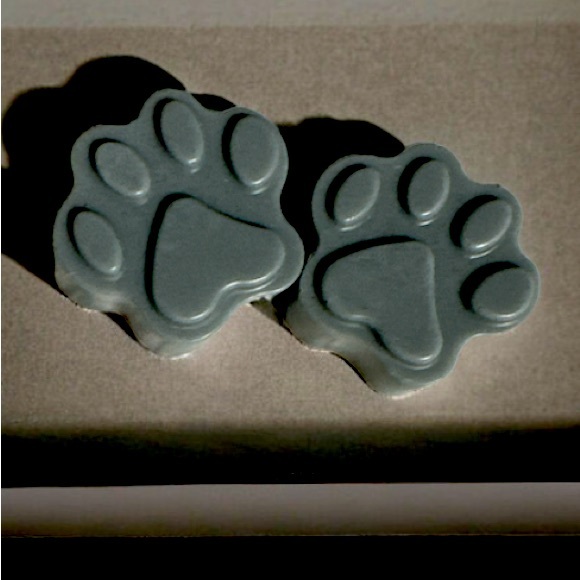 Hand Crafted Soap - Paws 🐾 Charcoal Eucalyptus - Picture 2 of 4